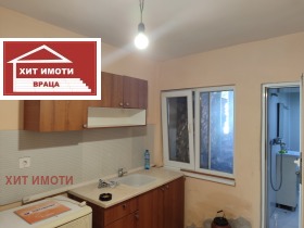 Продава Етаж от къща, град Враца
