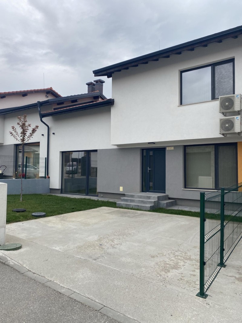 Продава КЪЩА, град Плевен, Сторгозия • 330000 € / 645423.90 лв. • 71679215 1 — Holmes.bg Продава КЪЩА, град Плевен, Сторгозия • 330000 € / 645423.90 лв. • 71679215 1