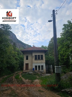 Продава Къща, с. Гложене