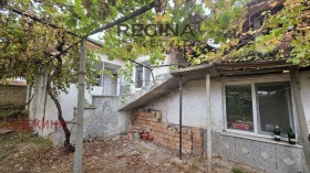 Продава Къща, с. Песнопой