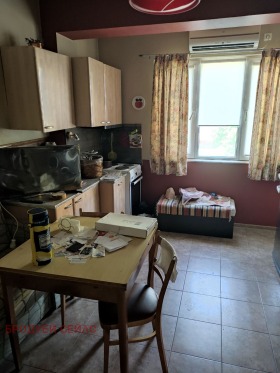 Обява Продава 4-СТАЕН,град Благоевград, Идеален център