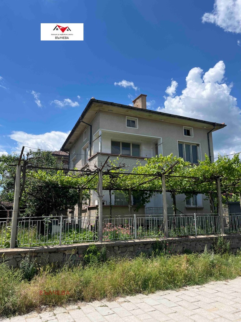 Продава КЪЩА, област Пловдив, гр. Хисаря • 185000 € / 361828.55 лв. • 94408440 1 — Holmes.bg Продава КЪЩА, област Пловдив, гр. Хисаря • 185000 € / 361828.55 лв. • 94408440 1