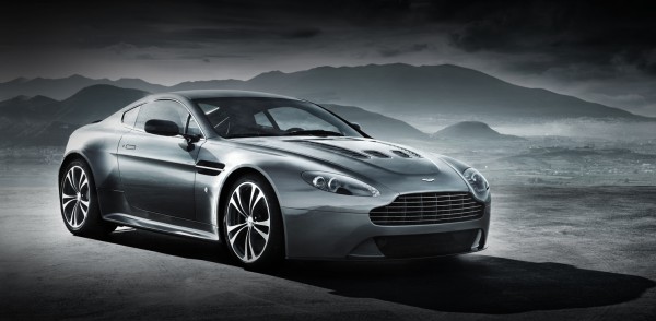 Aston Martin с ръчна скоростна кутия за феновете  | ФАКТИ.БГ