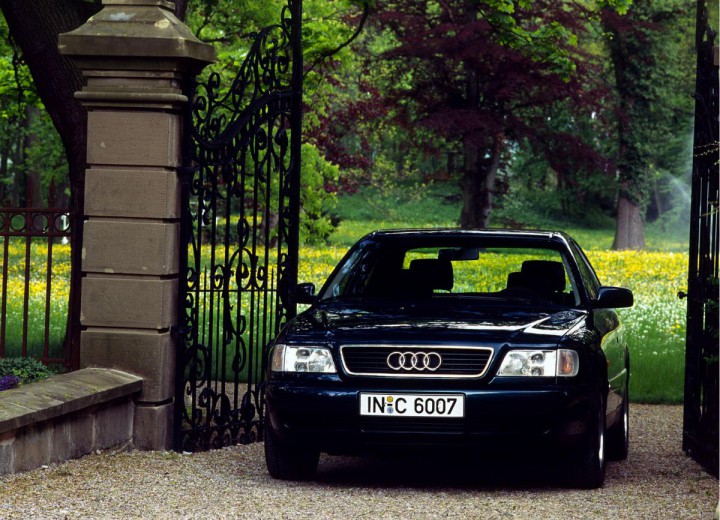 Auto, Audi A6 2.5 TDI Avant, Heckklappe, obere mittlere, Modell 2001-,  schwarz, Jahresansicht ins Boot, Technik/Zubehör, Zugang Stockfotografie -  Alamy