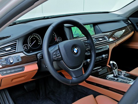 Technical specifications and characteristics for【BMW 7er (F01)】
