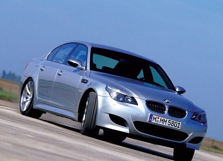 BMW M5 (E60): V10 (Motor); technische Daten & Kombi