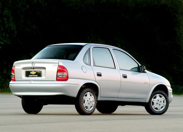 File:Chevrolet Corsa Classic 1.6 GL Sedan 2004 (15732316197).jpg -  Wikimedia Commons