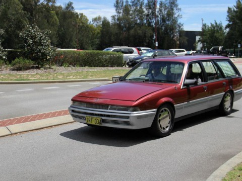 Technical specifications and characteristics for【Holden Calais Wagon (VT)】