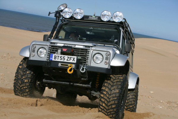 Брутален Land Rover Defender за Джеймс Бонд  | ФАКТИ.БГ