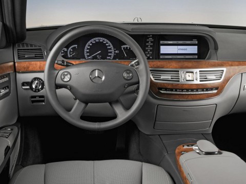 Caratteristiche tecniche di Mercedes-Benz S-klasse (W221)