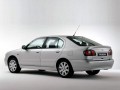 Especificaciones técnicas completas y gasto de combustible para Nissan Primera Primera Hatch (P11) 2.0 16V (115 Hp)