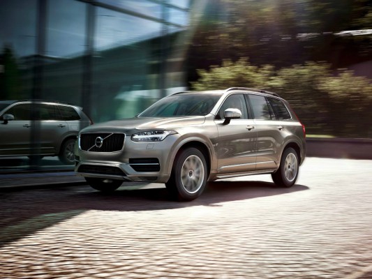 Volvo XC90 вдига мерника на BMW X5M  | ФАКТИ.БГ