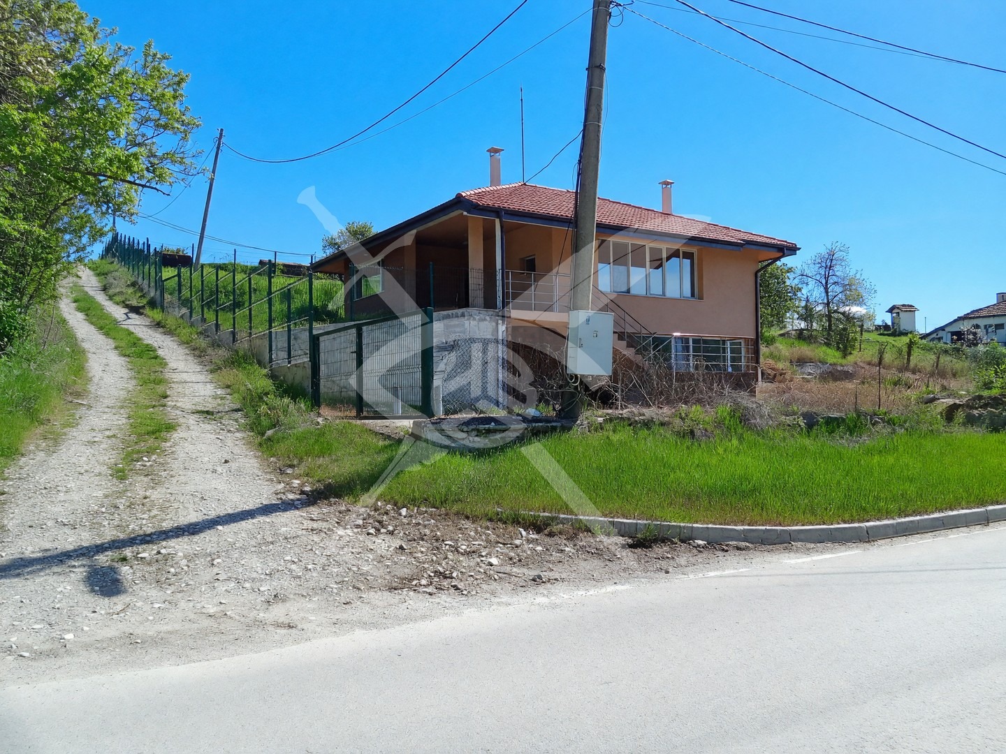 Продава КЪЩА, с. Бърложница, област София област