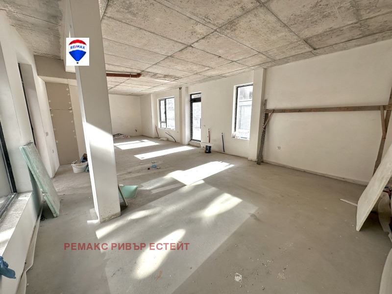 Продава МАГАЗИН в град Русе, Център - 93 кв.м / 152 900 € » 299 046.41 лв., РЕМАКС РИВЪР ЕСТЕЙТ