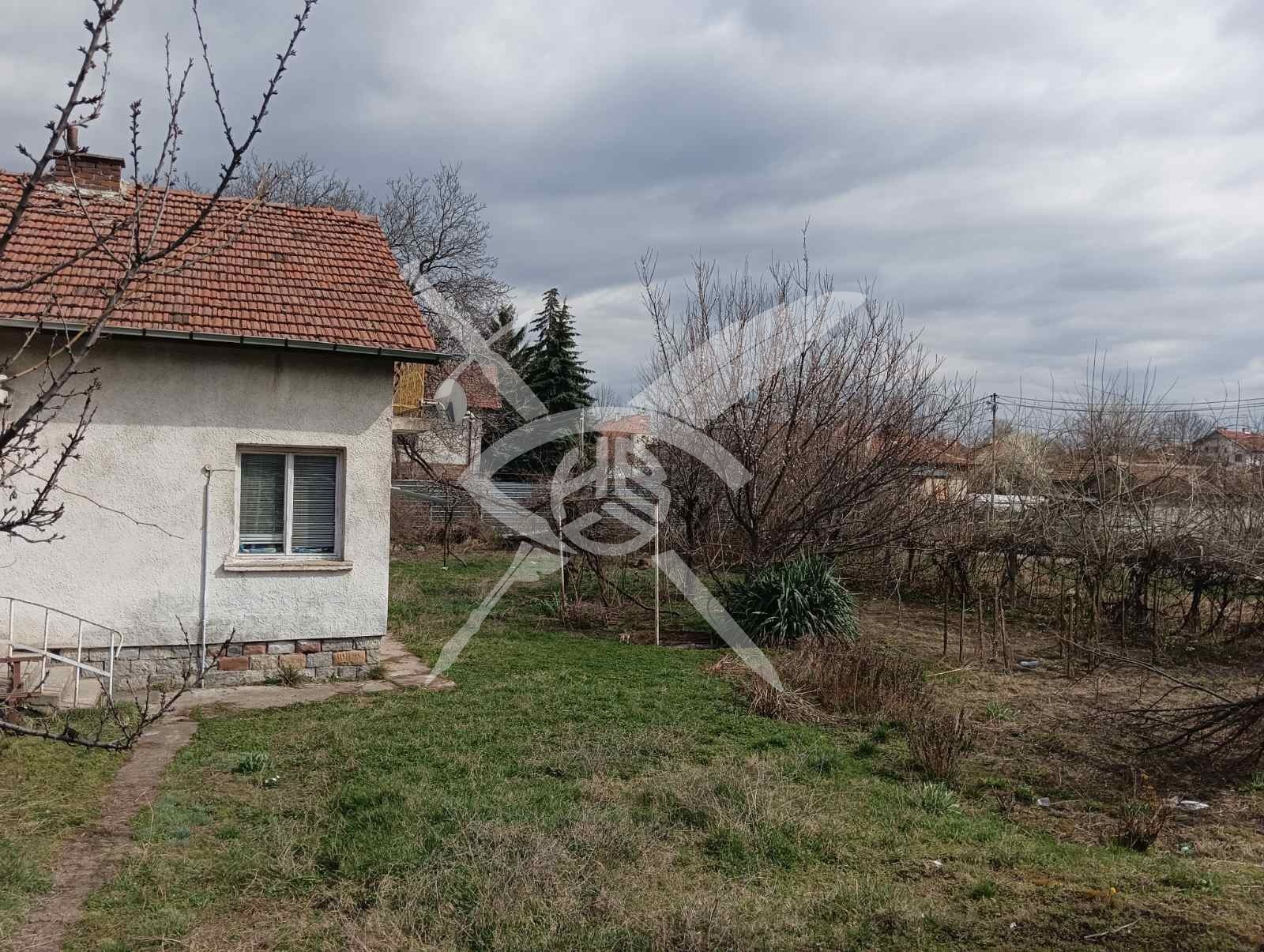 Продава КЪЩА, гр. София, Бенковски, снимка 2 - Къщи - 44877222