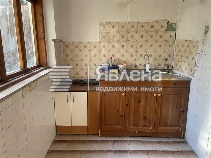 Продава ЕТАЖ ОТ КЪЩА, гр. Варна, Цветен квартал, снимка 2 - Етаж от къща - 55095518
