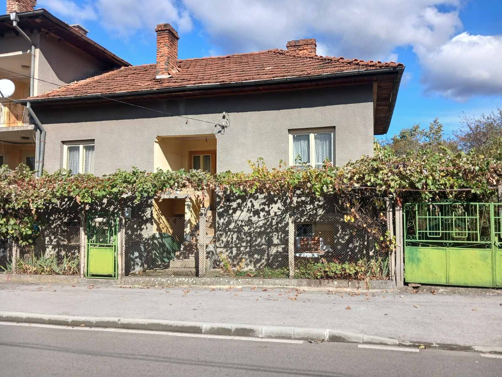 Продава КЪЩА, гр. Етрополе, област София област