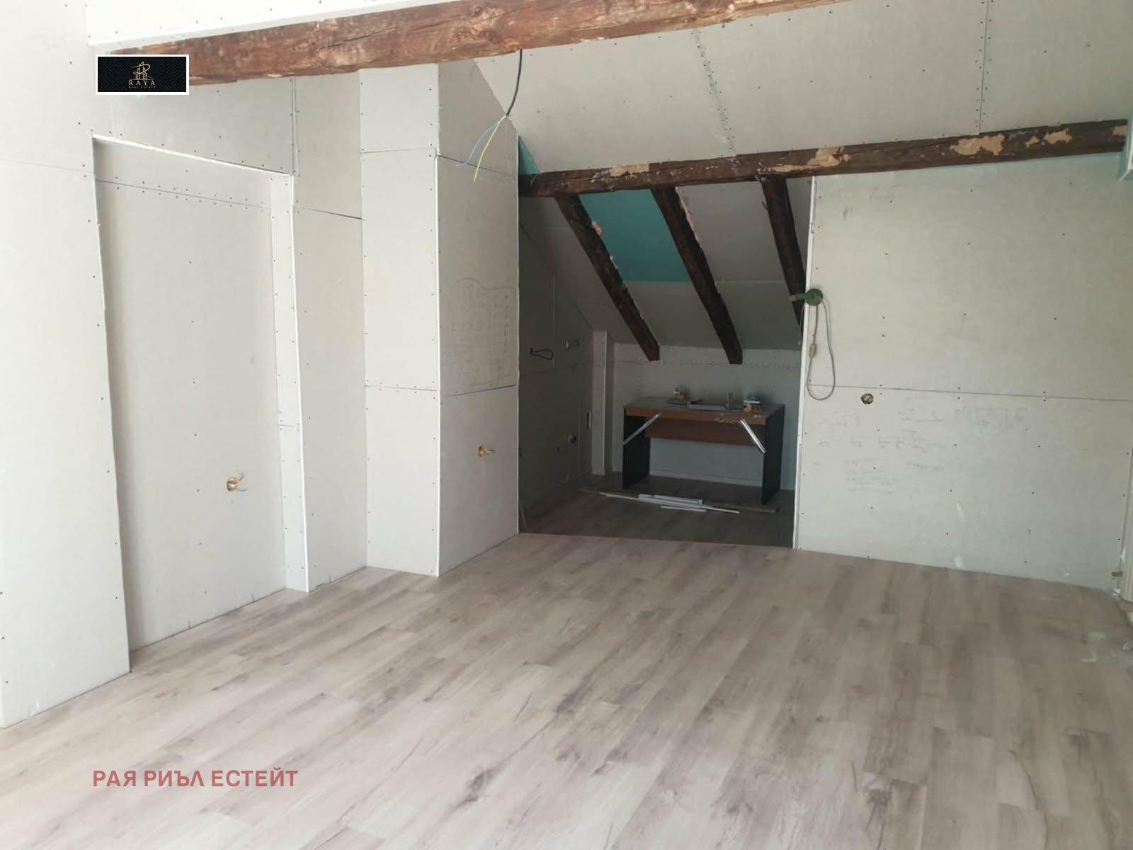 Продава ЕТАЖ ОТ КЪЩА, гр. Пловдив, Център, снимка 2 - Етаж от къща - 54210493