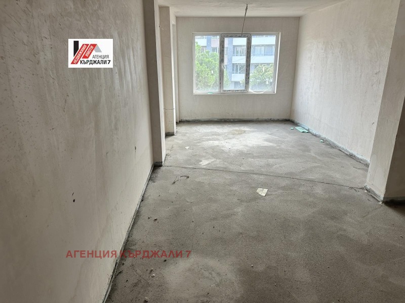 Продава 3-СТАЕН, гр. Кърджали, Възрожденци, снимка 2 - Апартаменти - 52468092