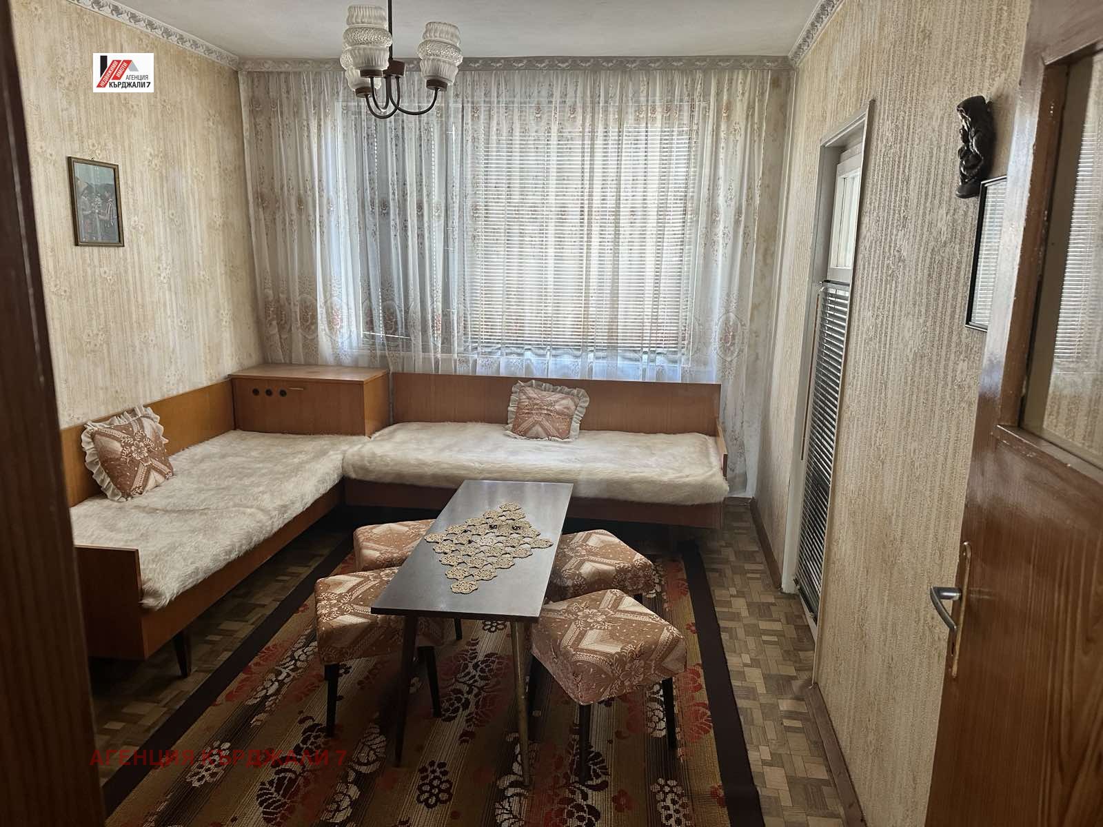 Продава МНОГОСТАЕН, гр. Кърджали, Байкал, снимка 10 - Апартаменти - 54735384