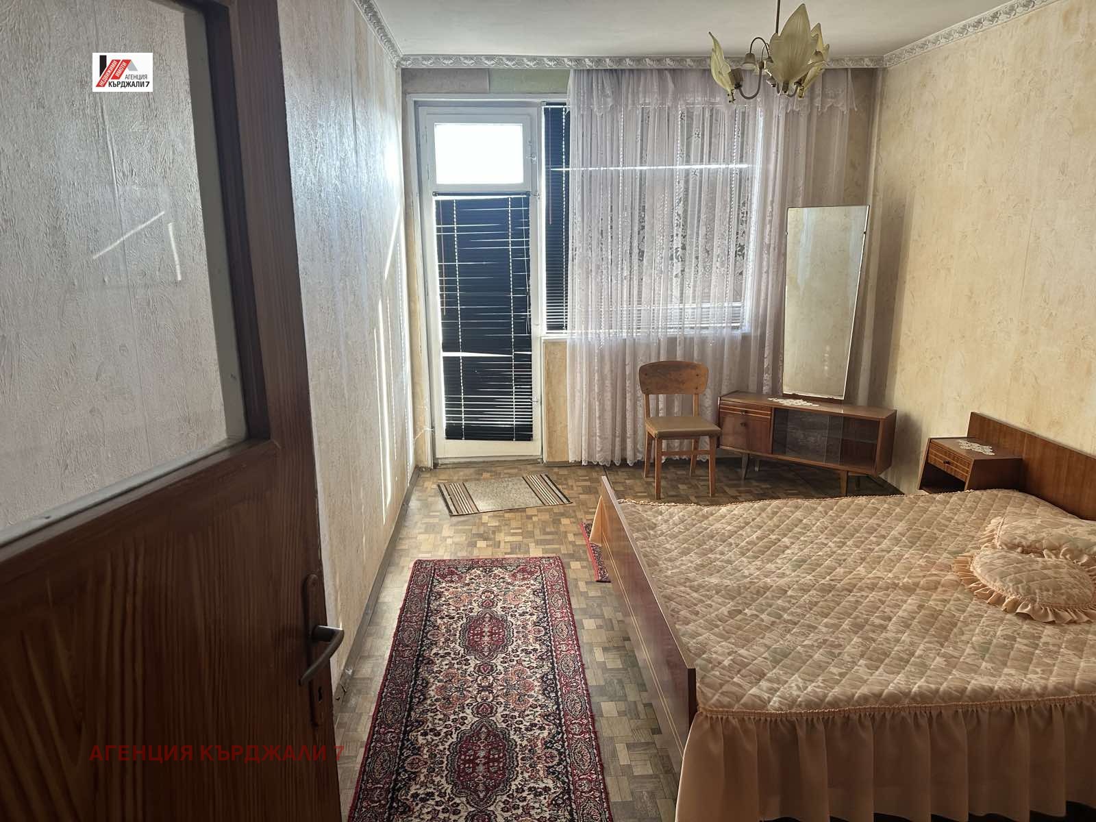 Продава МНОГОСТАЕН, гр. Кърджали, Байкал, снимка 8 - Апартаменти - 54735384