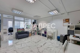 Продава 3-стаен град София Стрелбище - [1] 