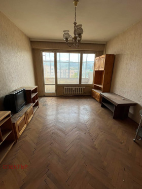 3-стаен град Перник, Център
