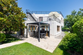 Hus m-t Alen mak, Varna