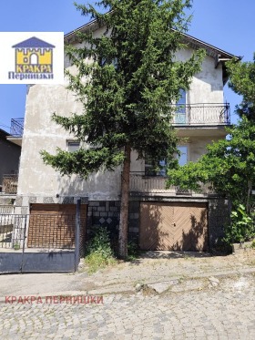 Dom Mogilicze, Pernik