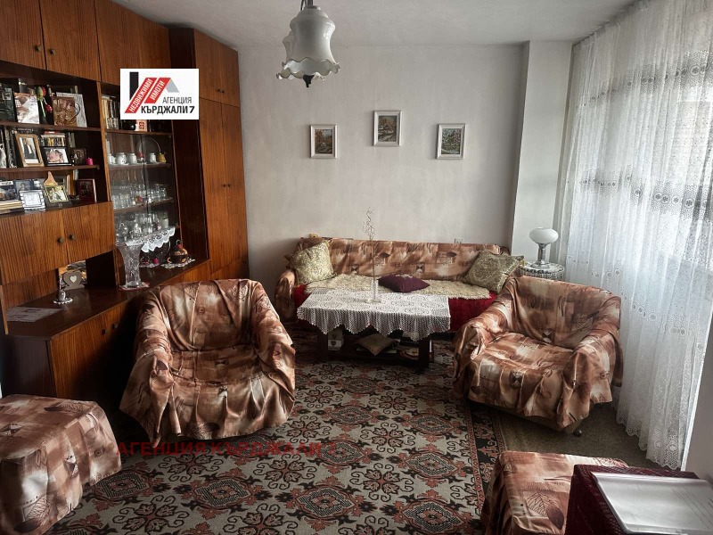 Продава МНОГОСТАЕН, гр. Кърджали, Център, снимка 5 - Aпартаменти - 49230906