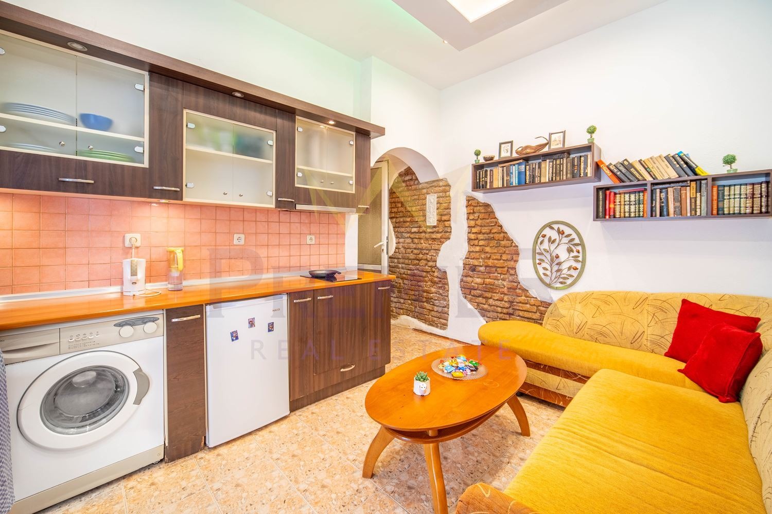 Продава 2-СТАЕН, гр. Варна, Център, снимка 2 - Апартаменти - 55100356