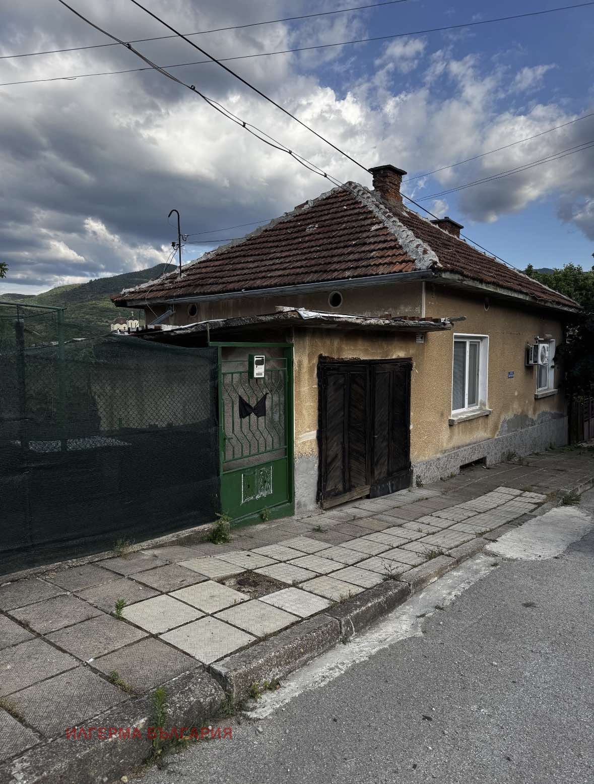 Продава КЪЩА, гр. Вършец, област Монтана