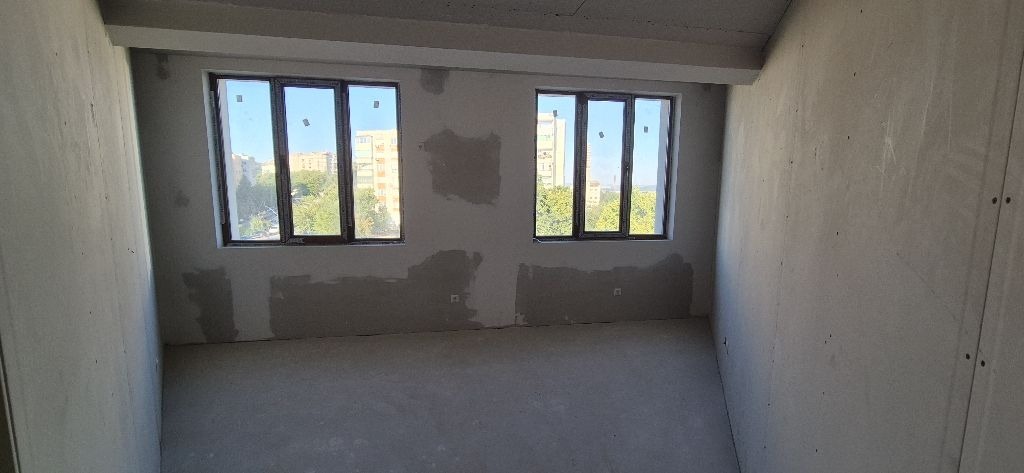 Продава МНОГОСТАЕН, гр. Велико Търново, Бузлуджа, снимка 2 - Апартаменти - 54119237