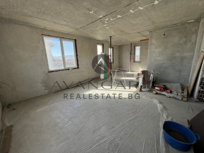 Продава КЪЩА в област Пловдив, с. Скутаре - 360 кв.м / 299 999 € » 586 747.04 лв., АВАНГАРД РИЪЛ ЕСТЕЙТ
