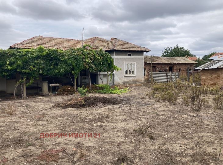 Продава КЪЩА, с. Дъбовик, област Добрич, снимка 3 - Къщи - 53069825