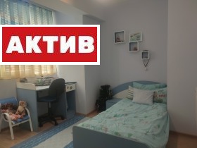 1 chambre Zapad 1, Targovichte 8