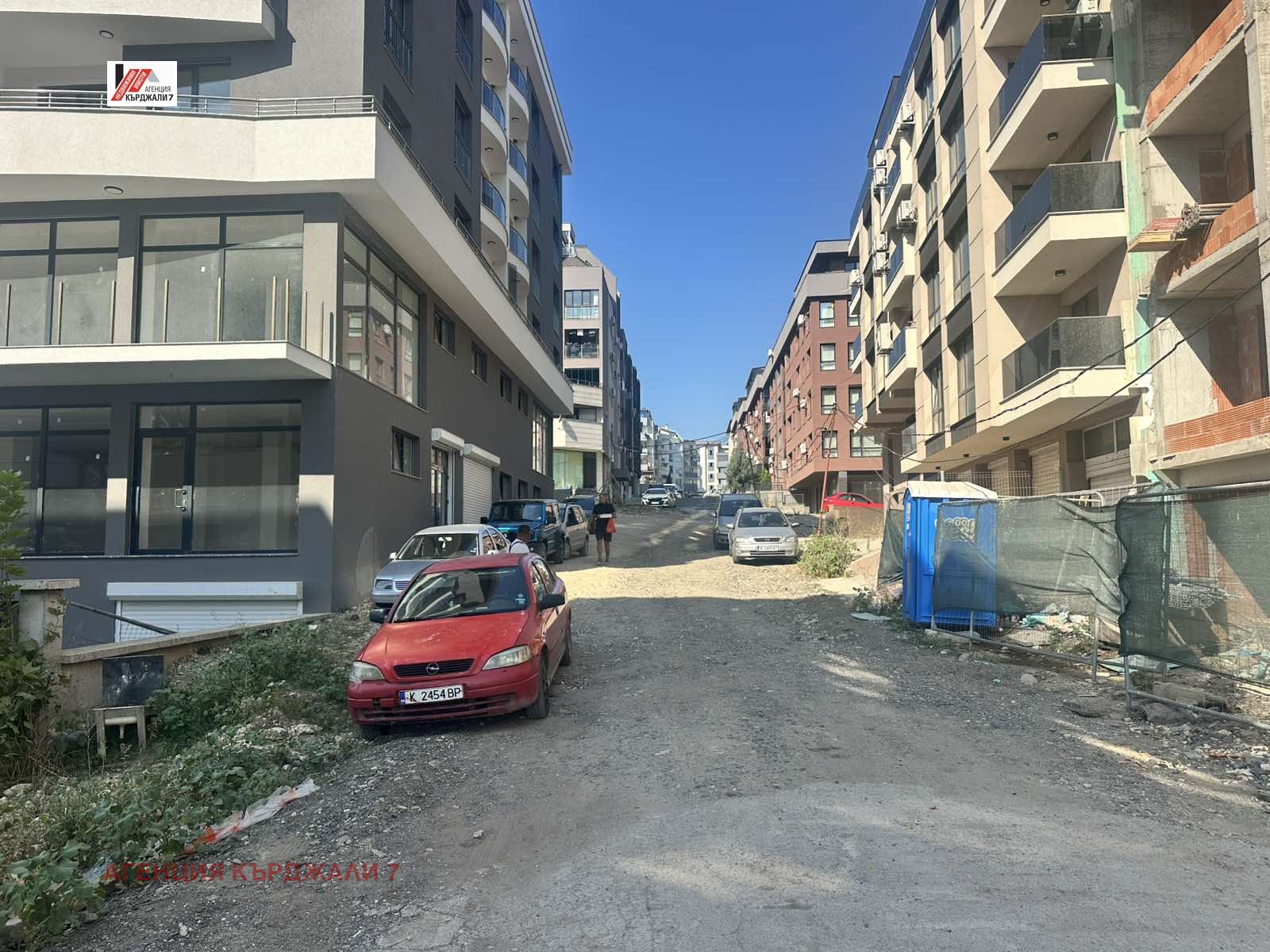 Продава ГАРАЖ, ПАРКОМЯСТО, гр. Кърджали, Възрожденци, снимка 4 - Гаражи и паркоместа - 55650284