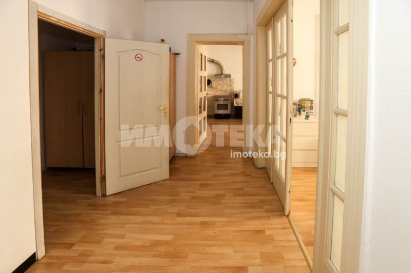 Продава МНОГОСТАЕН, гр. София, Център, снимка 6 - Апартаменти - 52321432