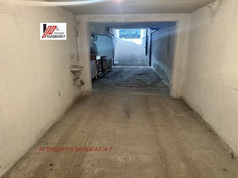 Продава ГАРАЖ, ПАРКОМЯСТО, гр. Кърджали, Център, снимка 2 - Гаражи и паркоместа - 52118823