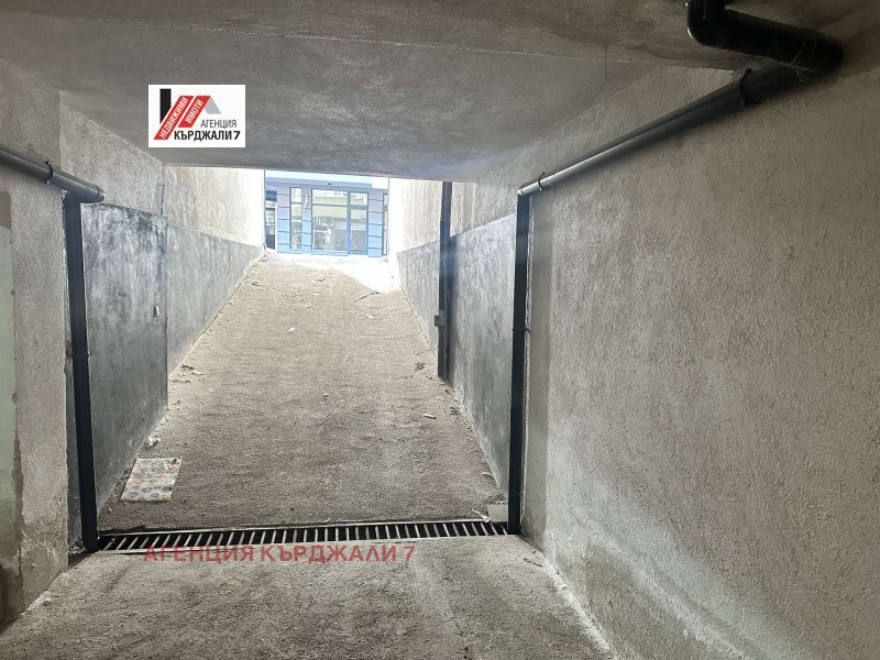 Продава ГАРАЖ, ПАРКОМЯСТО, гр. Кърджали, Център, снимка 5 - Гаражи и паркоместа - 52118823