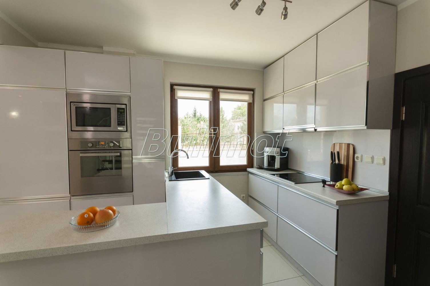 Продава КЪЩА, гр. Варна, м-т Горна Трака, снимка 2 - Къщи - 53979698