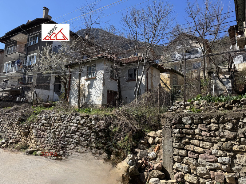 Продава КЪЩА в град Враца, Подбалканска - 68 кв.м / 70 000 € » 136 908.10 лв., ЗОРА