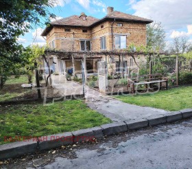 Dom Czerwenci, region Warny