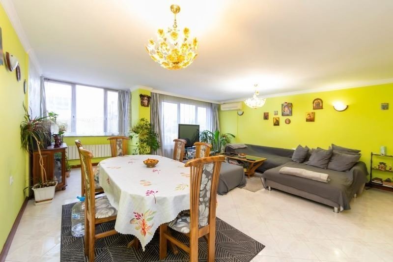 Продаја  2 спаваће собе Софија , Гео Милев , 135 м2 | 59108356