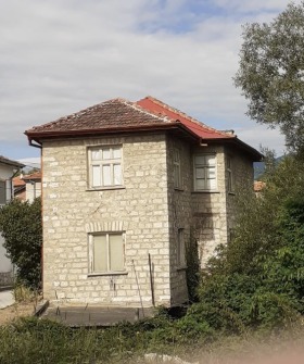 Продажба на имоти в с. Хвойна, област Смолян - изображение 1 