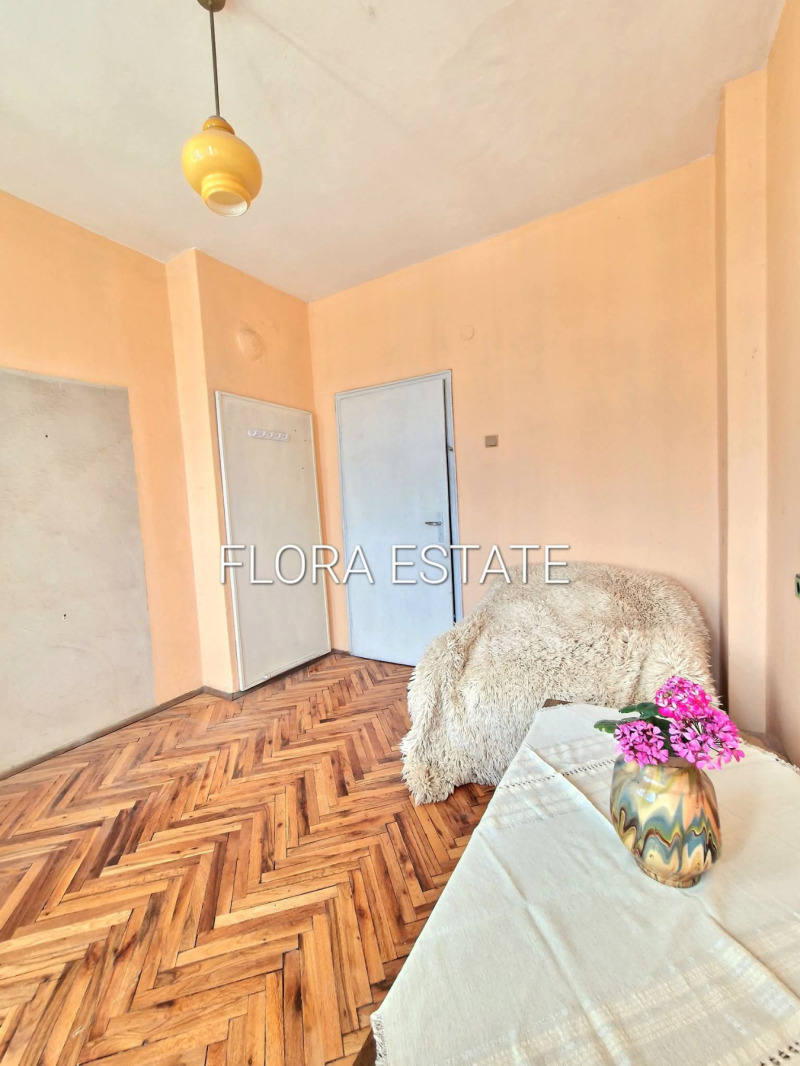 Продава 4-СТАЕН в град Добрич, Център - 120 кв.м / 120 000 € » 234 699.60 лв., ФЛОРА ЕСТЕЙТ