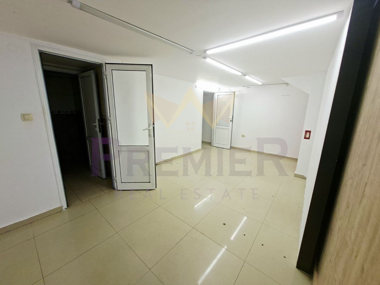 Продава МАГАЗИН, гр. Варна, ЖП Гара, снимка 4 - Магазини - 55989115