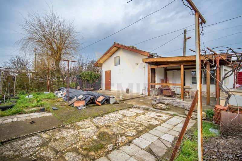 Продава КЪЩА, с. Безводица, област Добрич