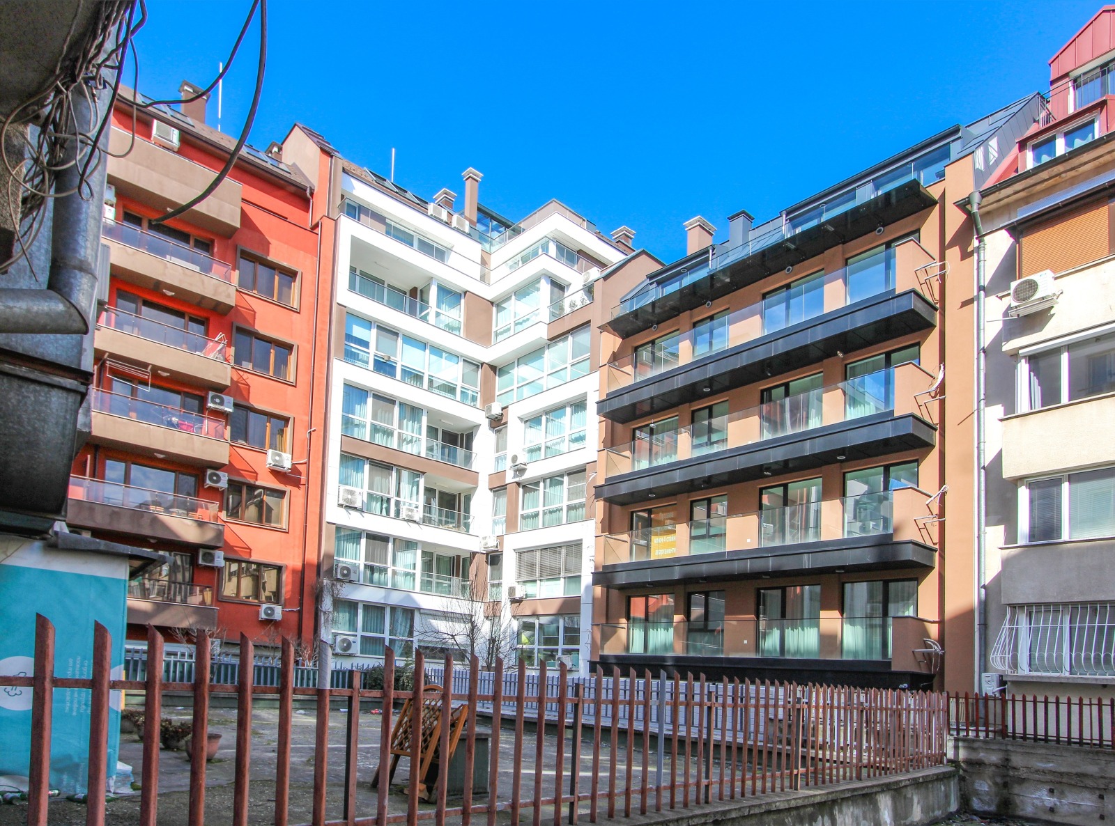 Продава ГАРАЖ, ПАРКОМЯСТО, гр. София, Оборище, снимка 5 - Гаражи и паркоместа - 54671917
