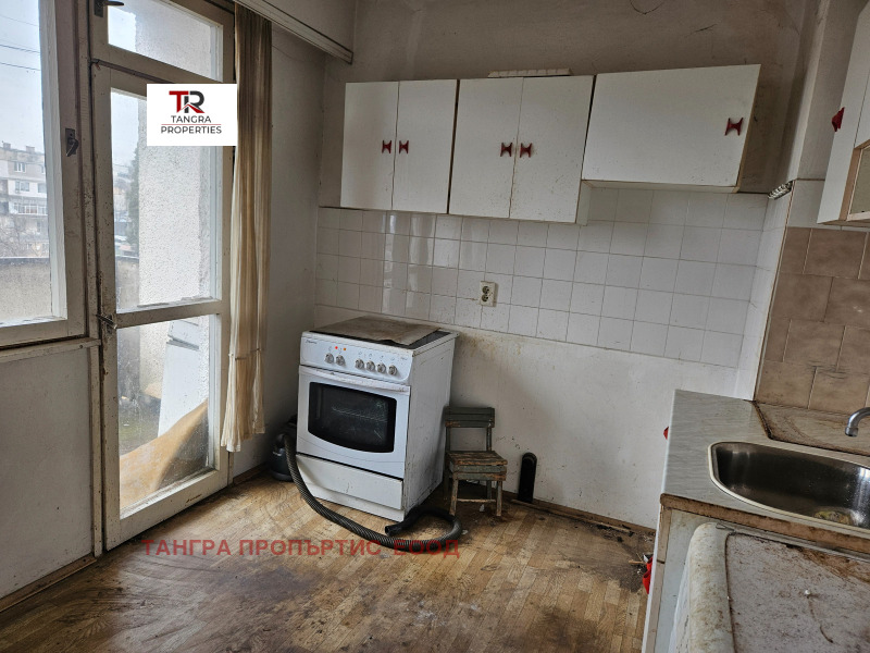 Продава 3-СТАЕН, гр. Радомир, област Перник, снимка 2 - Апартаменти - 53475628